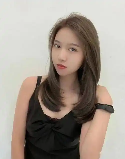 甜美可爱的梨花头烫发发型,搭配刘海发型显得更加温婉可人,棕色的染发