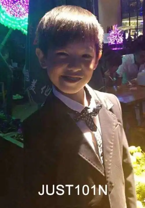最可爱的明星童年照#黄明昊小时候的照片也太太太太可爱了吧!