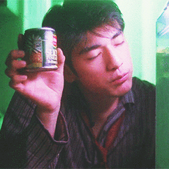 94年《重庆森林》那时的金城武不能单用帅来形容,简直就是美好!