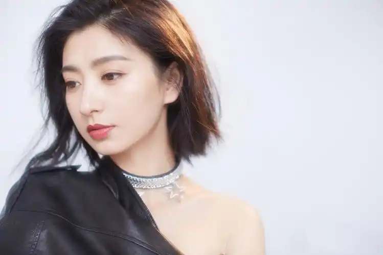 简介:斓曦时尚杂志写真大片,分享一组斓曦图片给大家,图中的明星图片