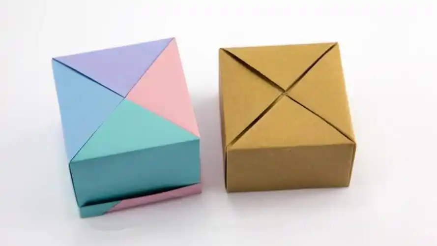 怎么用彩纸折盒子1
