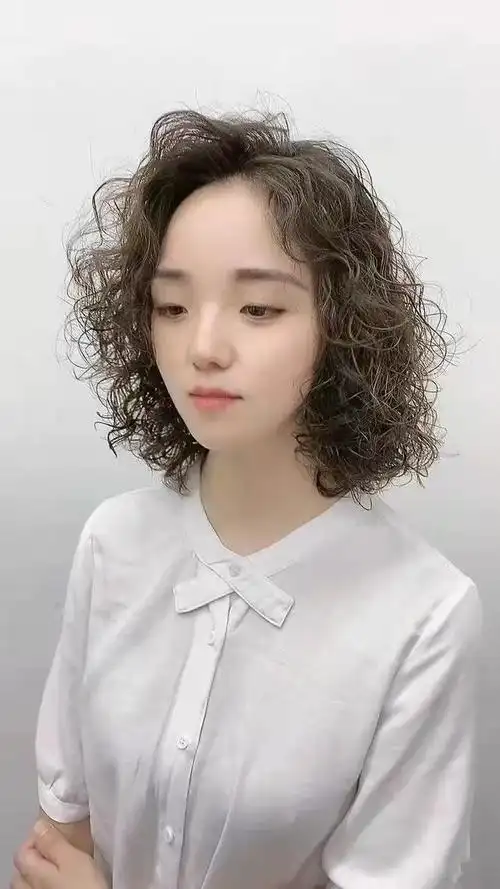 发际线高且发量少留什么发型(男生发际线高头发少适合什么发型)-天晟