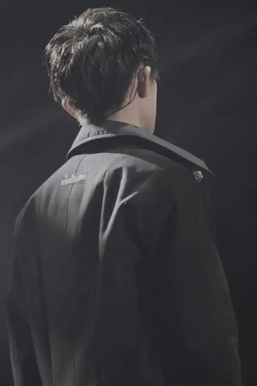 tfboys分享200518易烊千玺背影杀人未能相见也甘愿追随