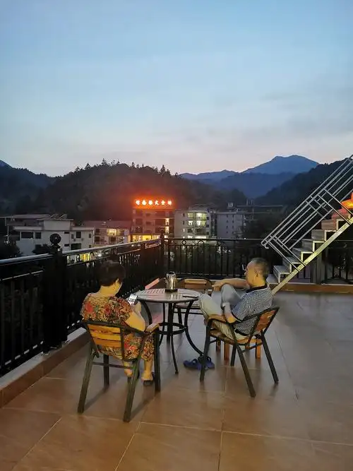 晚上坐在平台上乘乘凉,还有点凉要加衣服