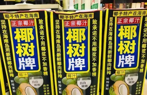 椰树牌椰汁广告创意独特,直播间里不售货只秀身材,吸引眼球无数.