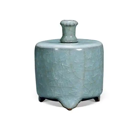 杭州西泠印社拍卖行的 "南宋官窑" 瓷器基本都是龙泉青瓷