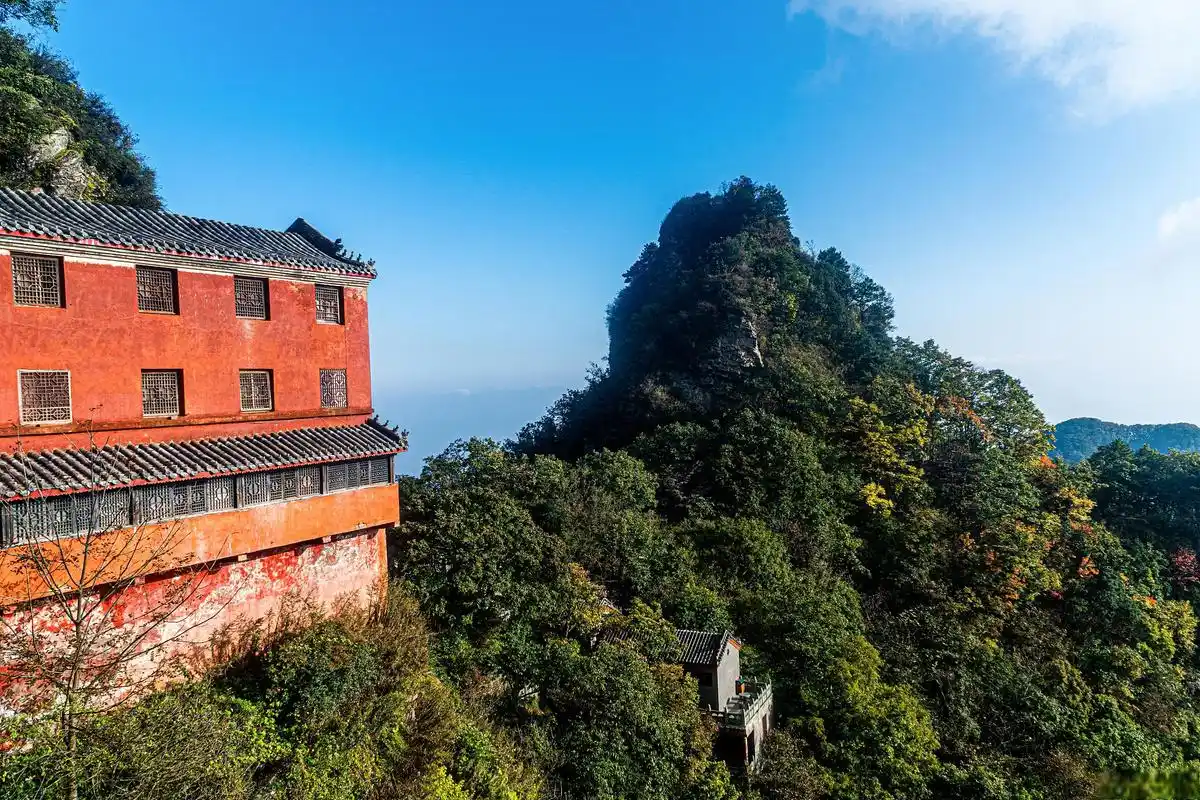 湖北武当山旅游攻略 湖北武当山是中国著名的道教圣地,也是一座美丽的
