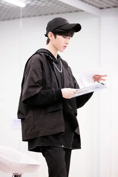 青春有你2蔡徐坤衣柜大公开花衬衫西装太帅了