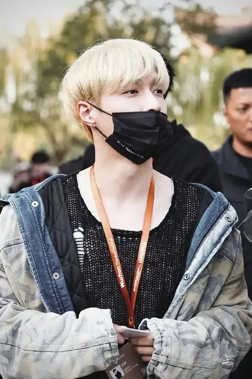 张艺兴现身2023乌镇戏剧节