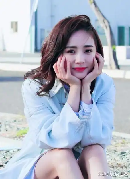 杨幂素颜照流出遭质疑,双腿满是疤痕和鸡皮肤,皮包骨青筋引担忧