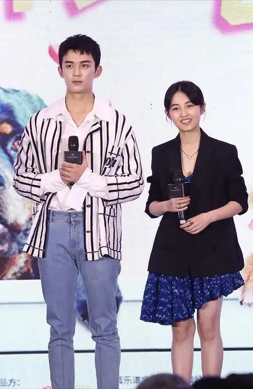 张子枫吴磊同框挺甜妹妹长开了真好看两人黑色穿搭很般配