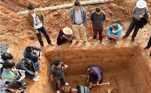 有人说:这是孙悟空墓出土如意金箍棒