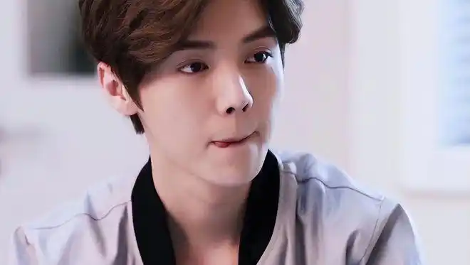 有知情人士爆料,鹿晗出身军人世家,鹿晗的爸爸名叫鹿兆许,曾经担任总