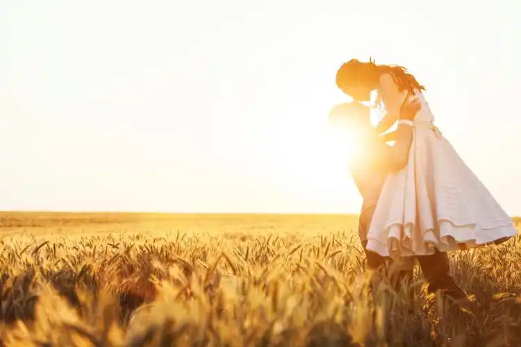 粉色浪漫温馨国际接吻日海报粉色卡通国际接吻日宣传海报红色国际接吻