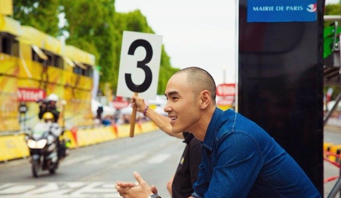 阮经天光头牛仔亮相巴黎,别说还有点帅