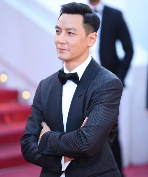 原创吴彦祖亮相戛纳颜值超高,黑色西装搭配偏分发型,夸他帅就对了!