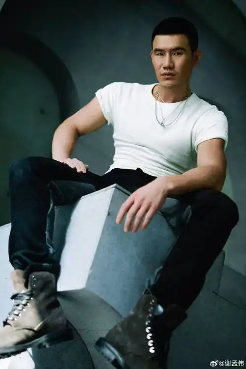 嘎子哥谢孟伟晒硬汉照开工 身材挺拔有型_气质_眼神_写真