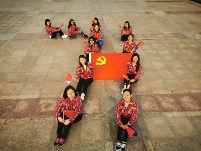 北方公司组织女职工开展我和党旗合个影主题活动