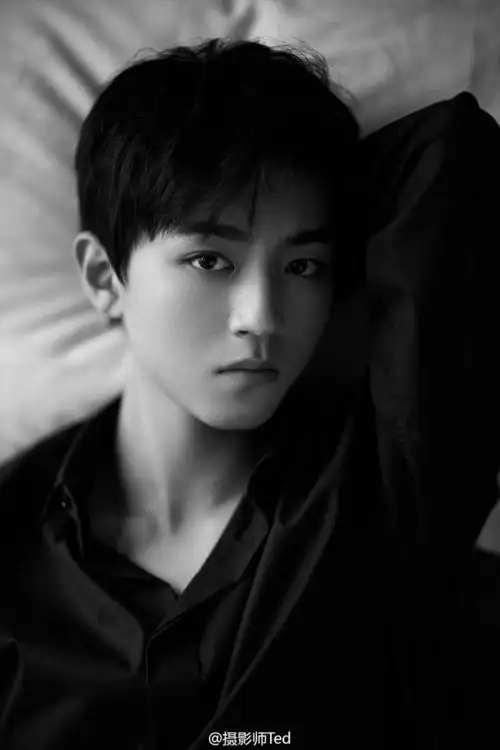 [tfboys][新闻]170214 王俊凯禁欲系黑白写真照 黑衬衫锁骨撩满满霸道