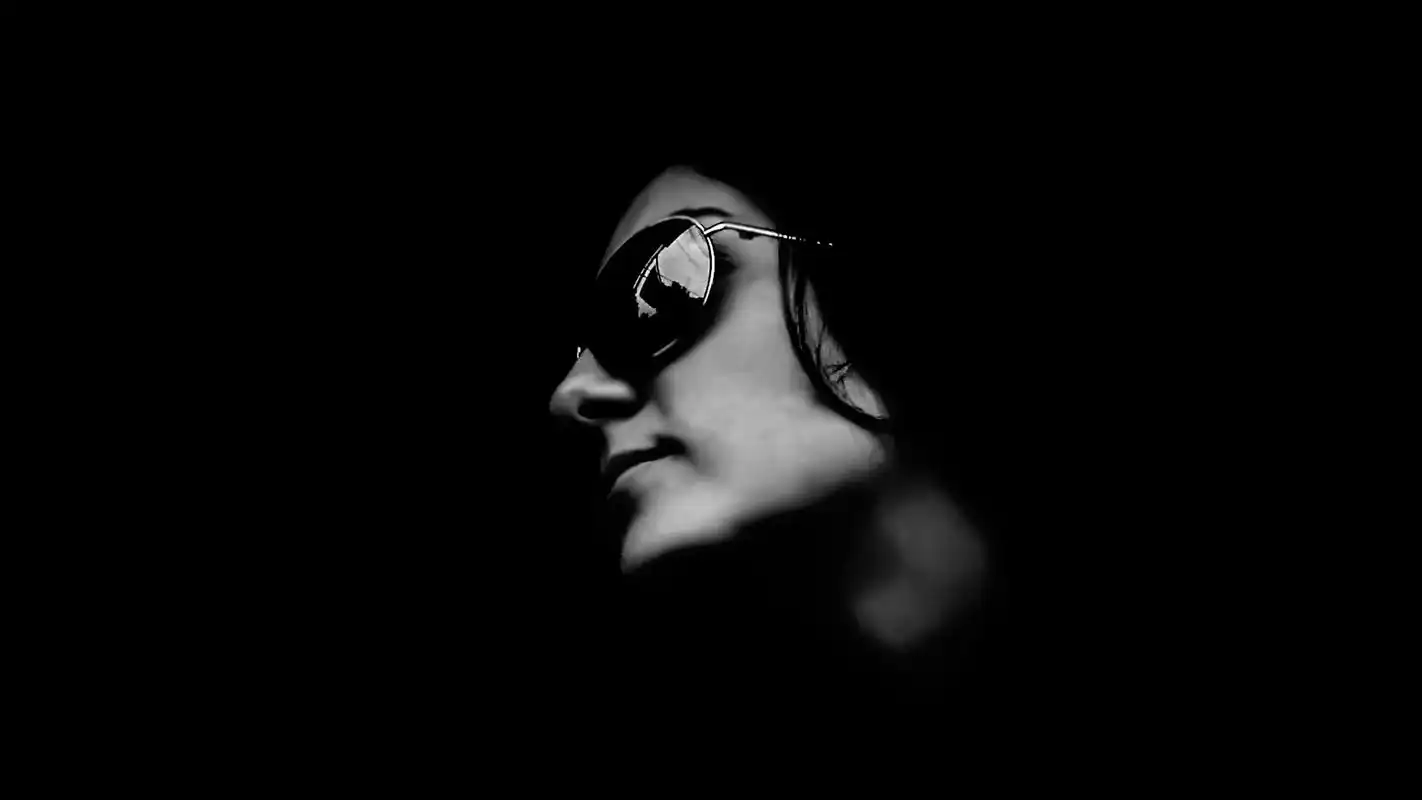 创意摄影黑白色调的性感美女桌面壁纸