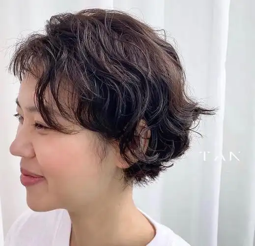 18岁女生短发烫发发型风情万种短发烫