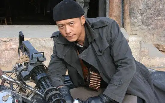 杨奇鸣向着炮火前进上演战场高富帅