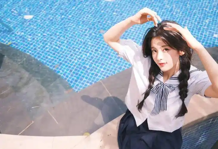 杨超越这条火遍全网的jk制服裙好看到我词穷