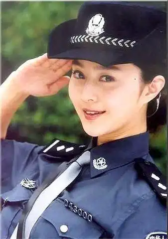 徐璐,曾经因为乔任梁被推上舆论的风口浪尖处,穿上军装看起来非常的