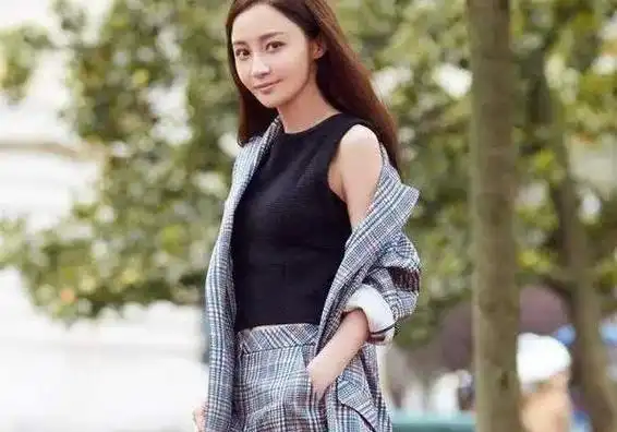 马伊琍20岁长发照公开失去刘海后网友和姚笛长得这么像