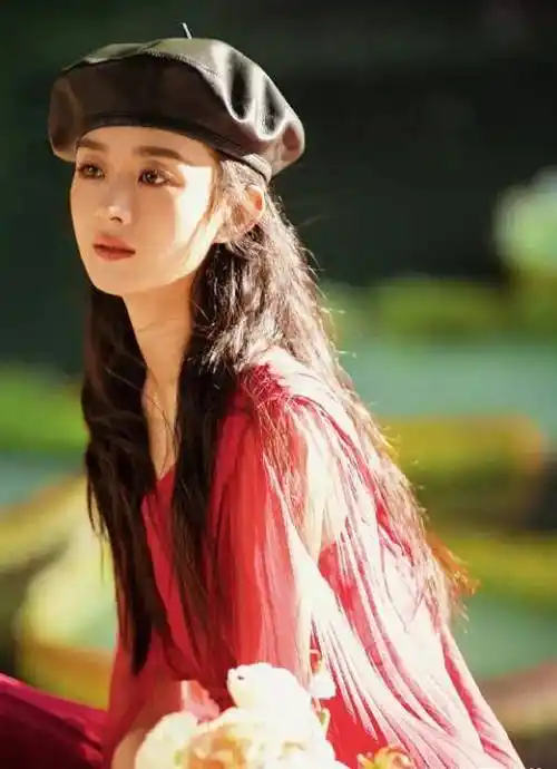 33岁赵丽颖近况曝光,无袖红裙尽显妩媚,身材纤瘦不似孩子妈_事情_王