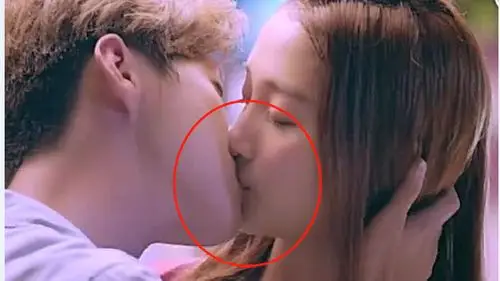 [心]//@星座秘语少年: 关晓彤甜蜜暴击吻戏3.