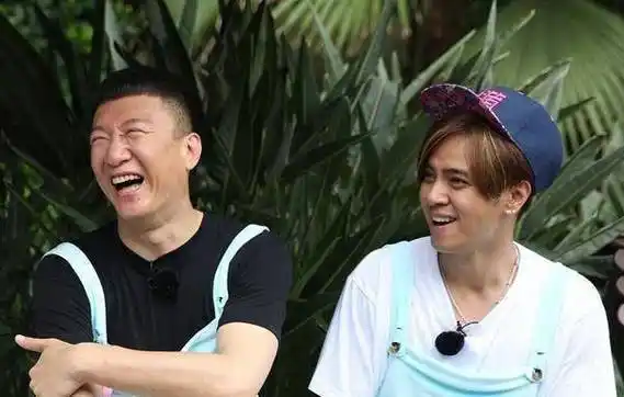 孙红雷代替小猪来到宜兴,网友:完了,王一博和王嘉尔要被带走了_张艺兴