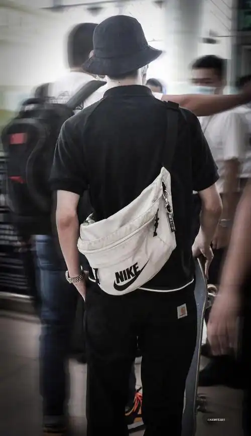 新浪娱乐讯 近日,王一博现身机场,全黑look帅气难掩,虽头戴渔夫帽但