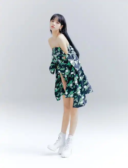 简介:lisa粉色夏日甜酷写真图片,分享一组lisa图片给大家,图中的明星