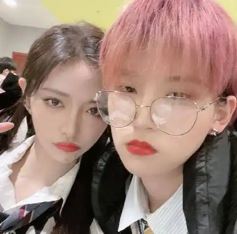 陆柯燃晒the9合照,和别人拍是正经脸,唯独和她活泼得像个孩子_组合