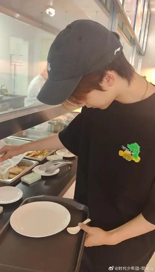 贺峻霖食堂吃饭随拍##贺峻霖女友视角食堂随拍