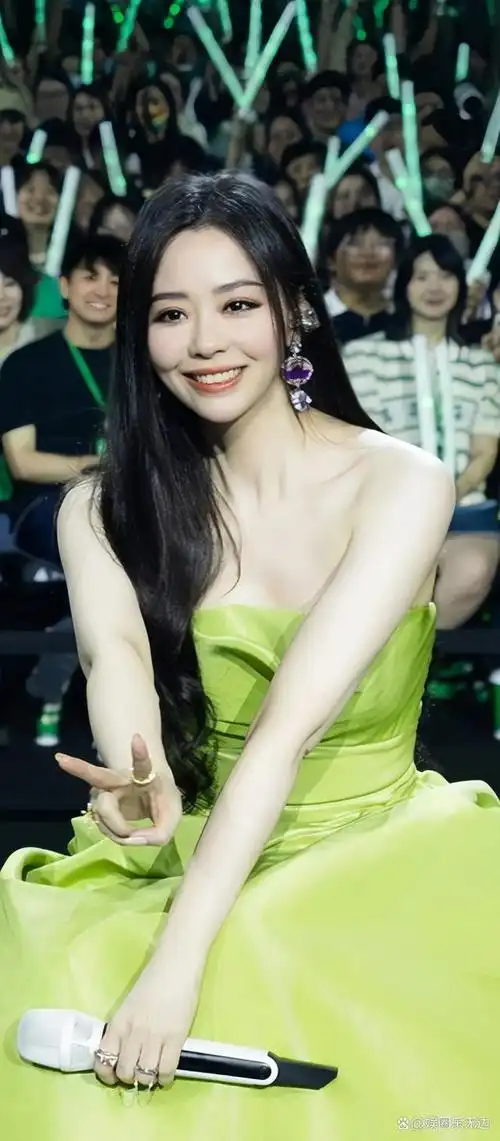 「张靓颖性感美图」草绿色抹胸长裙,盎然鲜明,酷光灯闪耀之夜