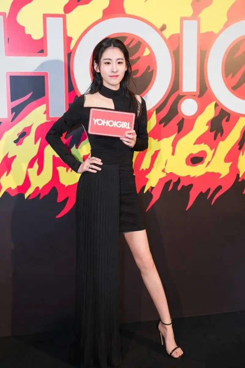 张碧晨出席活动,一身黑裙显腿长!#女明星# #娱圈新动向# #美女