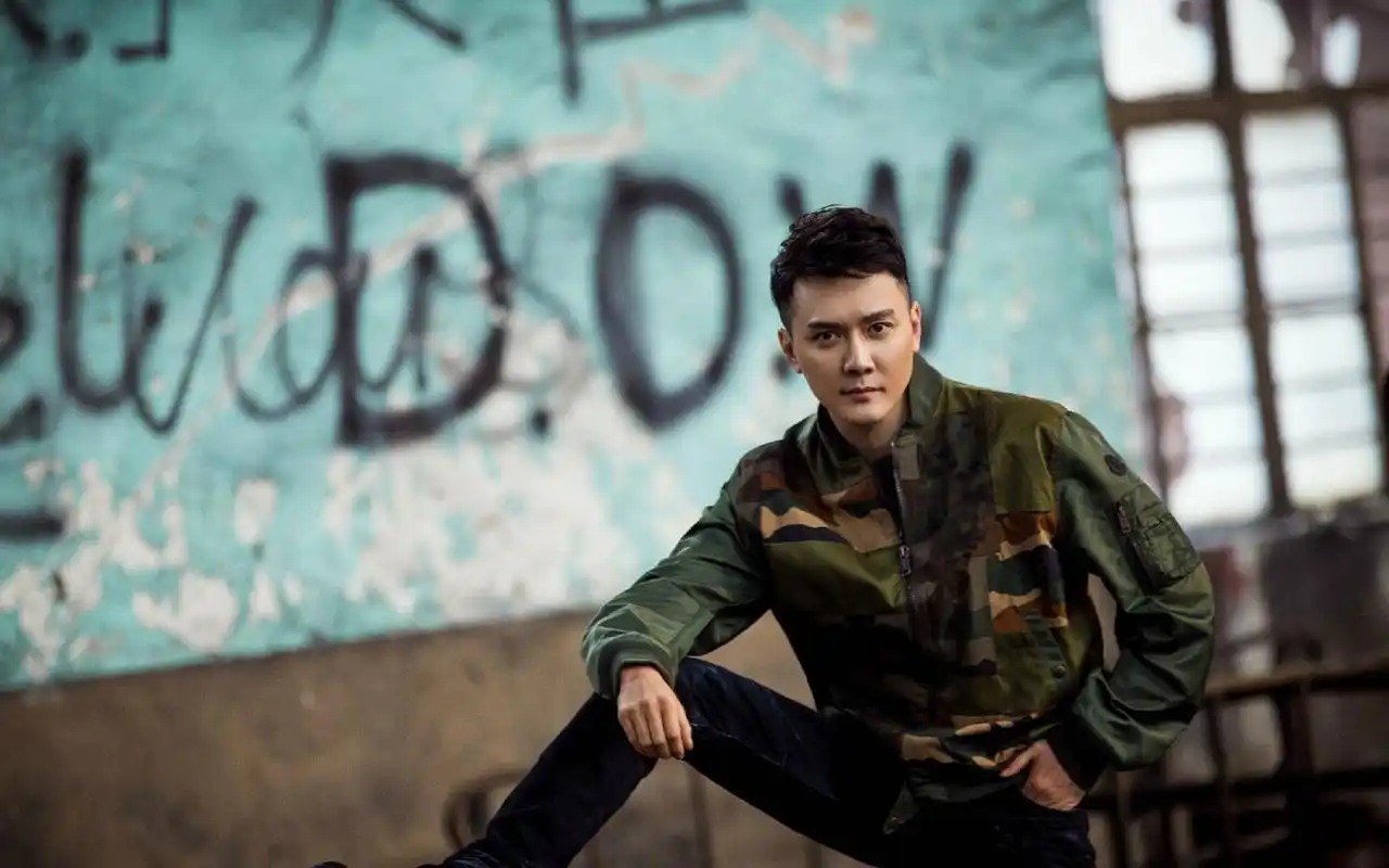 冯绍峰迷彩夹克帅气图片桌面壁纸