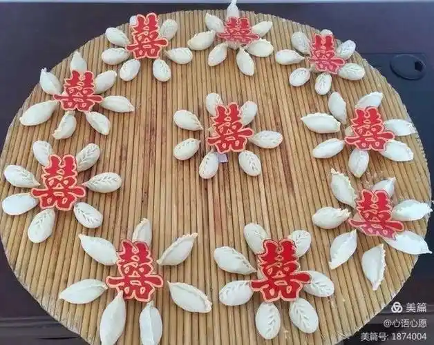 也可以把饺子摆好,上边摆上纸剪的喜字.步骤/方式四也可以摆成圆心形.