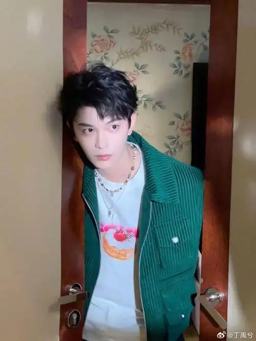 周冬雨整容李y峰复出刘耀文发巨c难财丁禹兮跪舔虞书欣