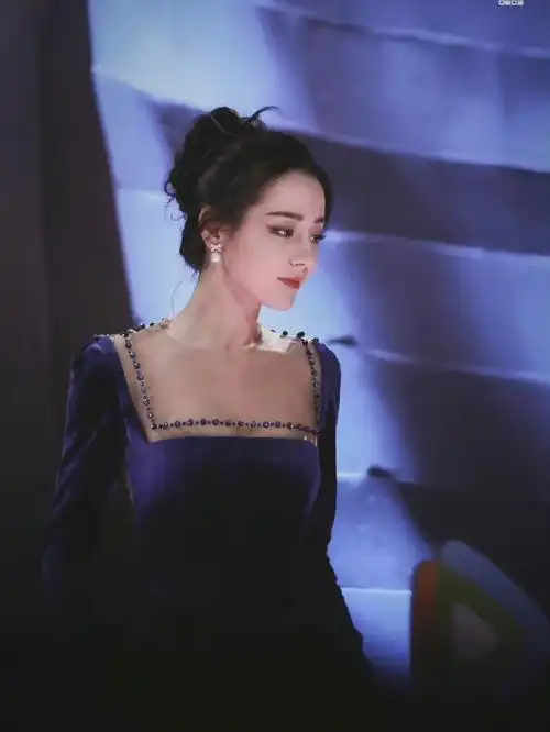 迪丽热巴蓝丝绒长裙美翻了