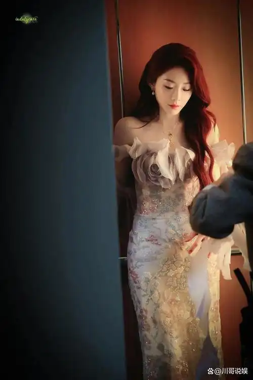 喻言春日绽放白色抹胸印花鱼尾裙演绎明艳女神范