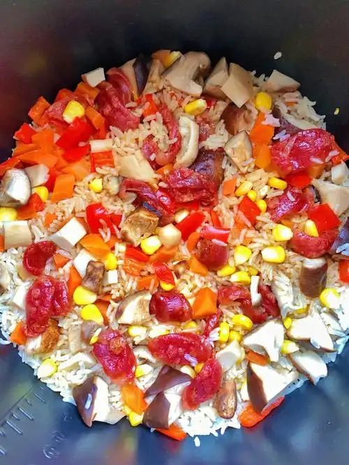 电饭煲懒人香肠焖饭好吃简单零失败快试试