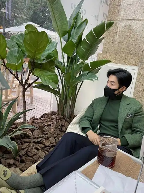 精致的一抹绿#男士职场通勤穿搭  #韩国欧巴穿搭  #粗花呢西装外套