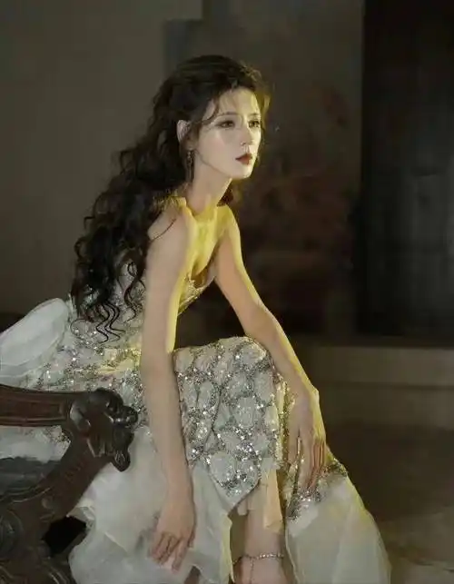 张予曦:身着亮片爆闪鱼尾裙,搭配复古麦穗卷发,妥妥的贵气公主_时尚