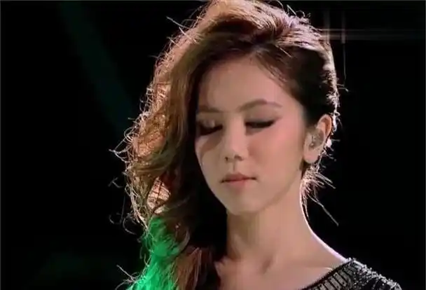 有种"逆袭"叫邓紫棋分手,前男友林宥嘉没变化,她像脱胎换骨了