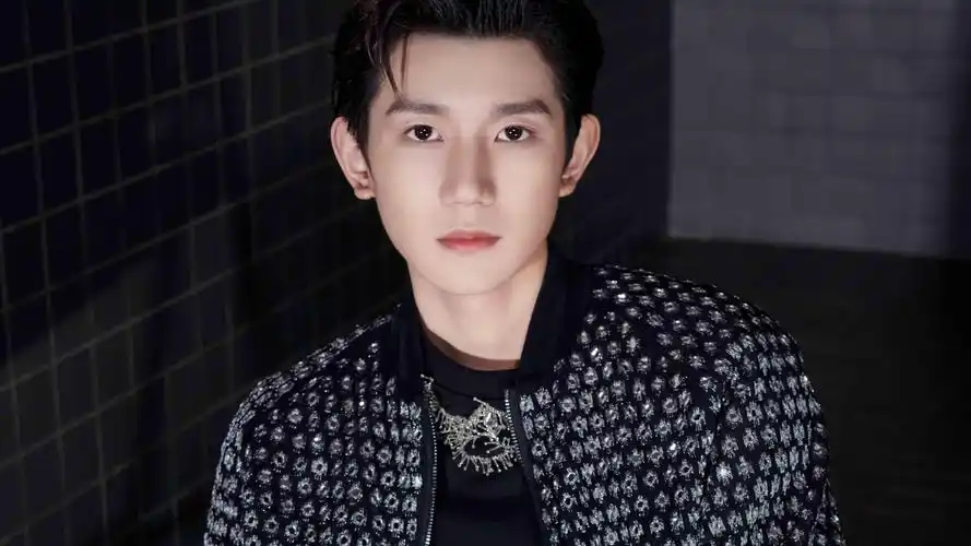 王源黑色钻光夹克酷帅写真