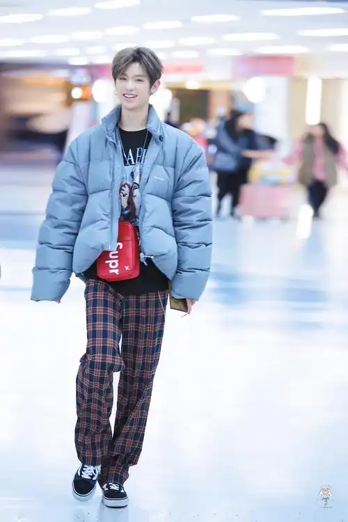 justin回国一周年 justin快乐大本营黄明昊justin今早北京出发