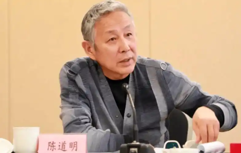 陈道明近照:满头白发,暴瘦健康惹担忧,穿十年前旧衣服生活节俭_成龙_